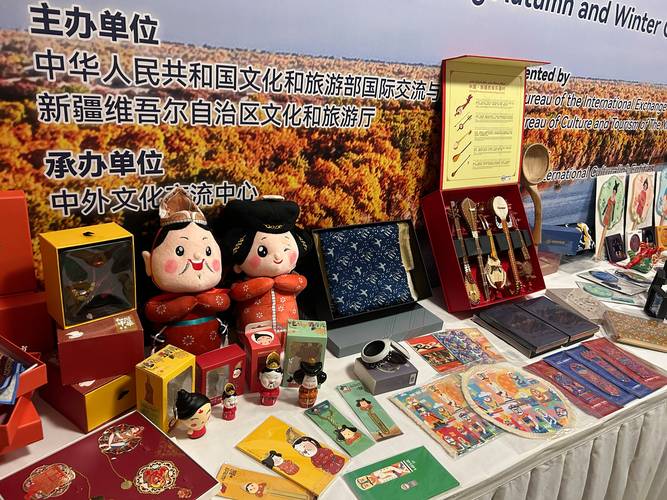 图为7月10日推介会现场展示的新疆特色文创产品